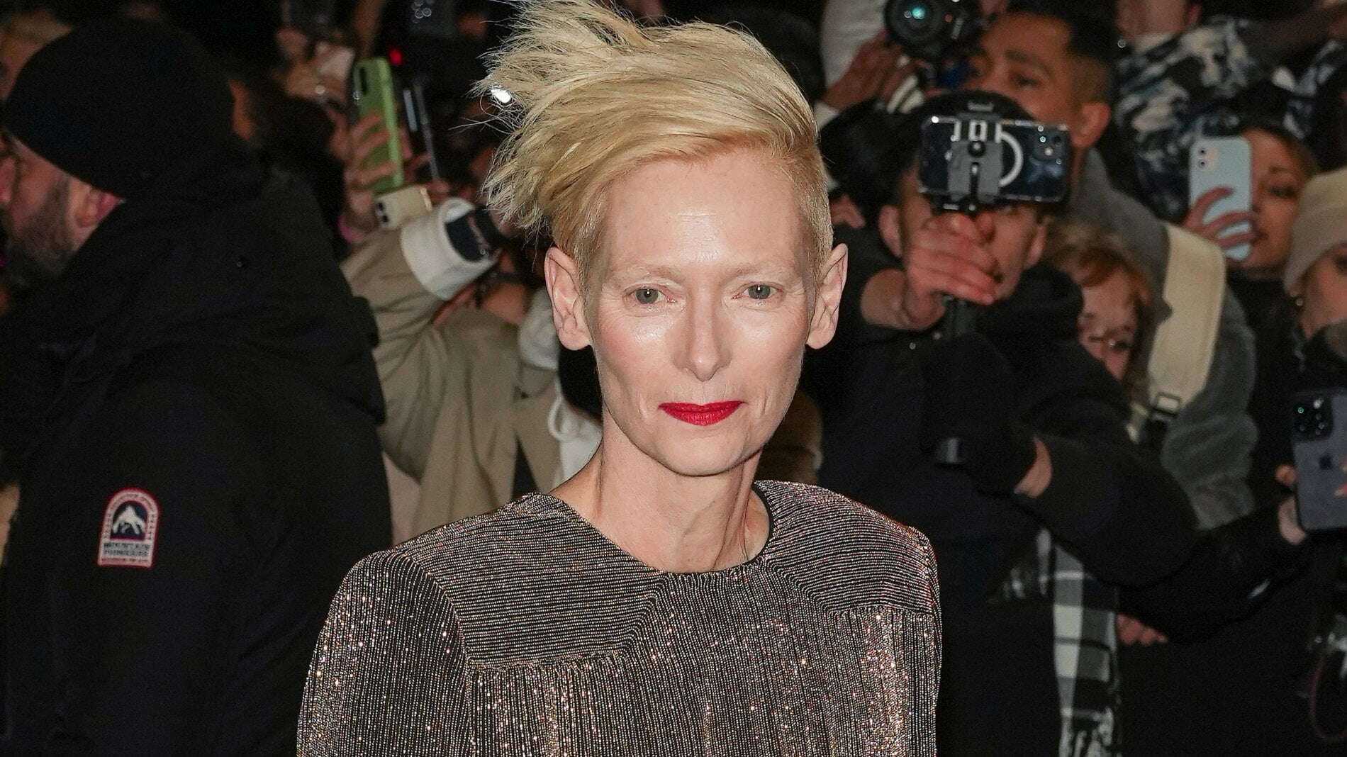 Buon compleanno Tilda Swinton, tutto il potere della bellezza queer