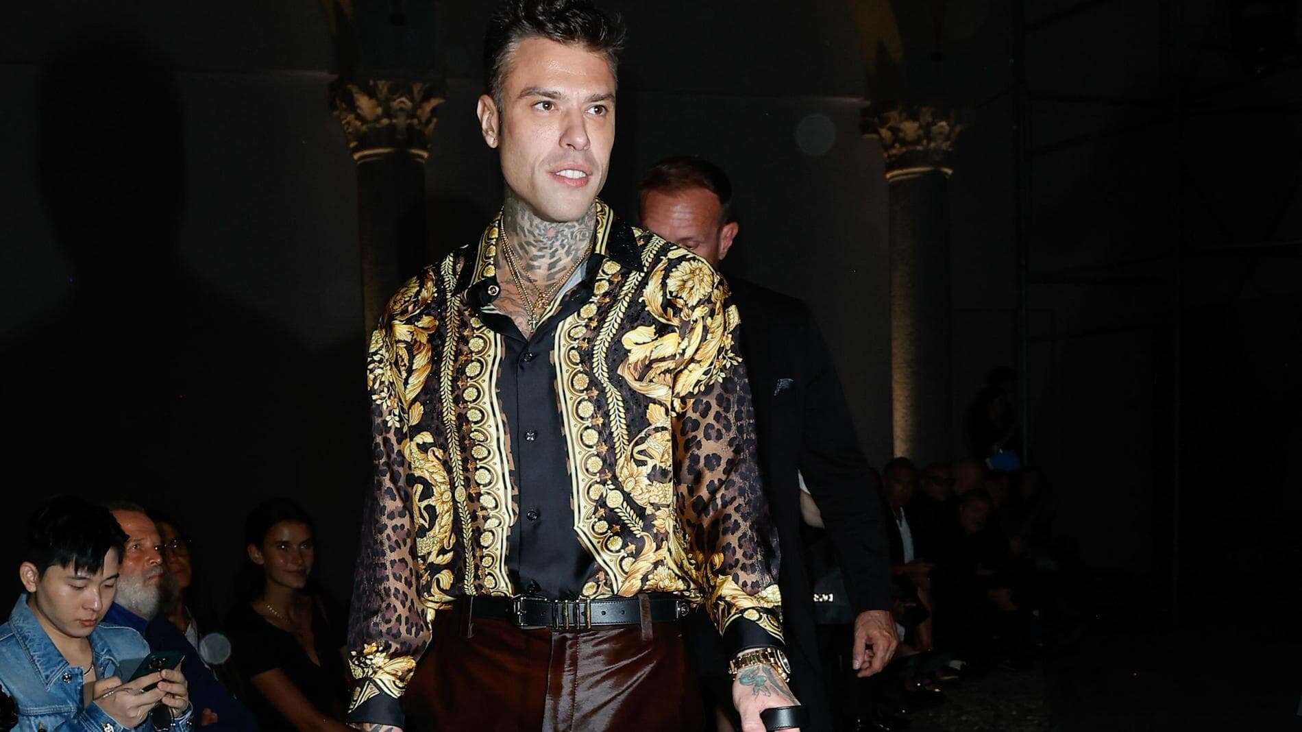 Fedez (vestito come il suo cane), Imane Khelif, Marina Abromovic: alle sfilate a fare notizia sono gli ospiti vip