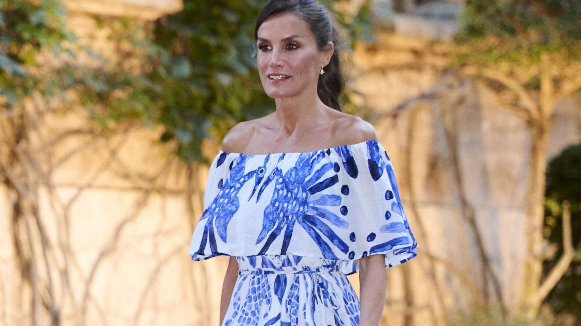 L'abito boho chic di Letizia di Spagna: stampe blu ispirate agli azuleios e spalle scoperte