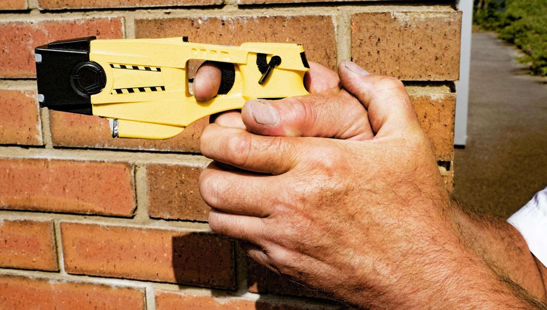 Anche Napoli adotta il taser. Tutti i rischi della pistola elettronica