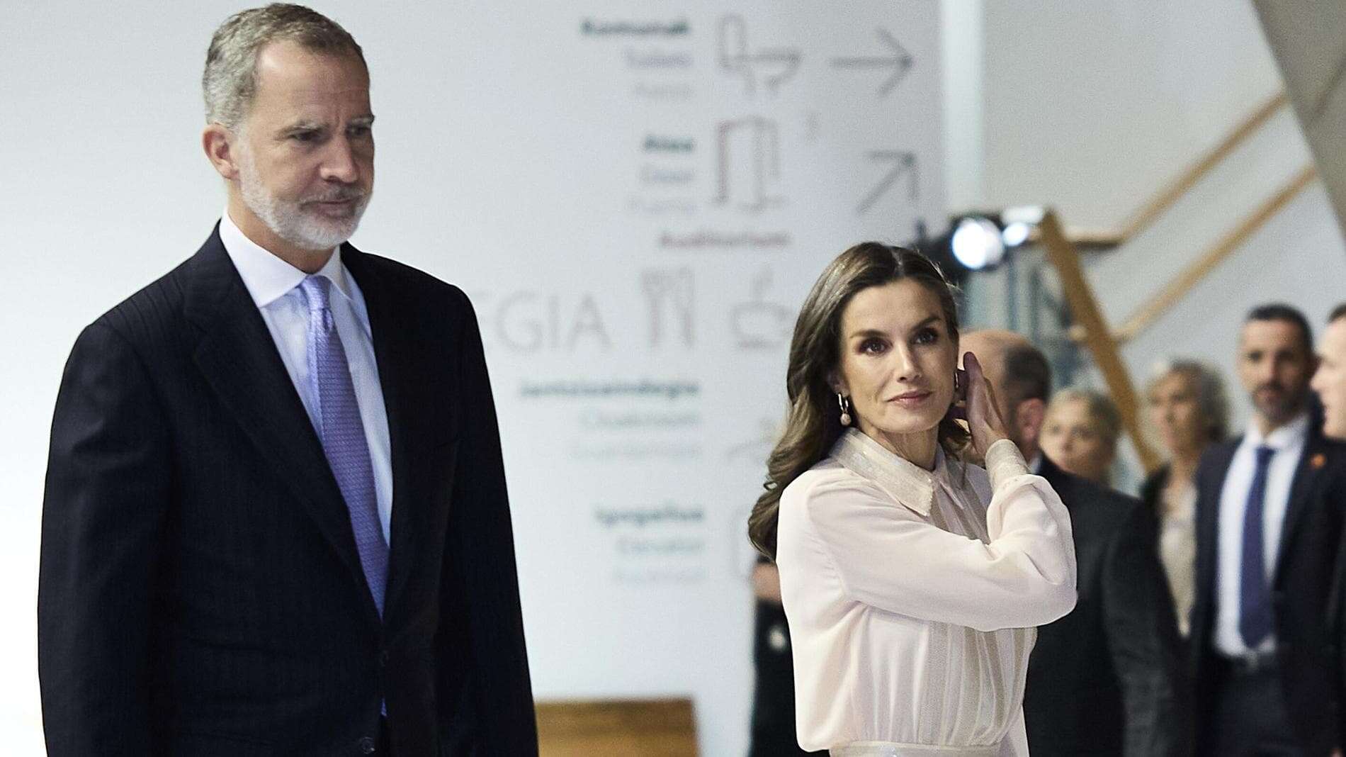 La regina Letizia veste un abito spagnolo “preso in prestito” per sostenere la moda circolare