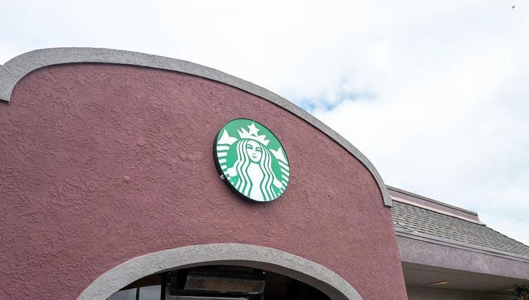 Starbucks spegne l’IA che doveva contare latte e scorte