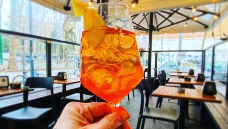 E ora a Milano va in scena il “Poveritivo”: ecco 12 locali dove l’aperitivo costa meno di 8 euro