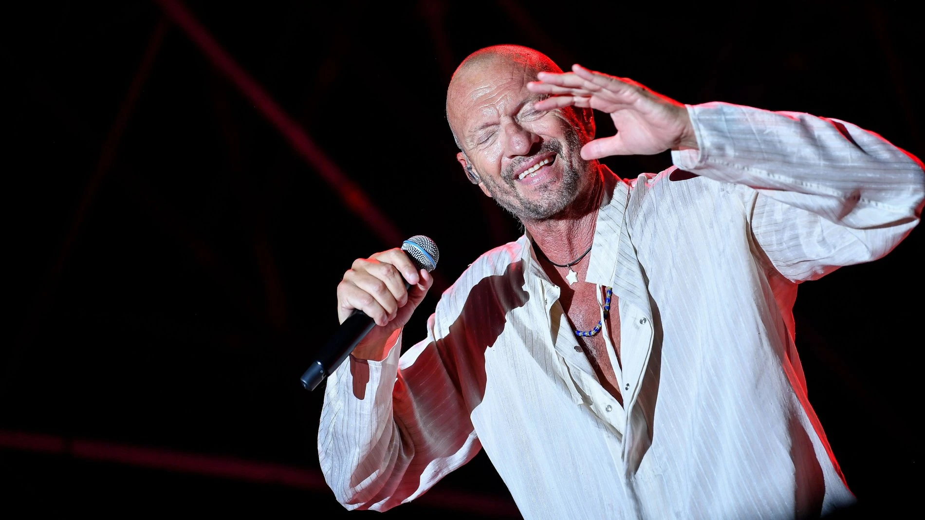 Sessant'anni di Biagio Antonacci, il cantante che ci ha fatto innamorare