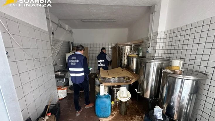 Olio lampante, non adatto al consumo umano, usato per pasti di alunni e anziani: truffa in Puglia