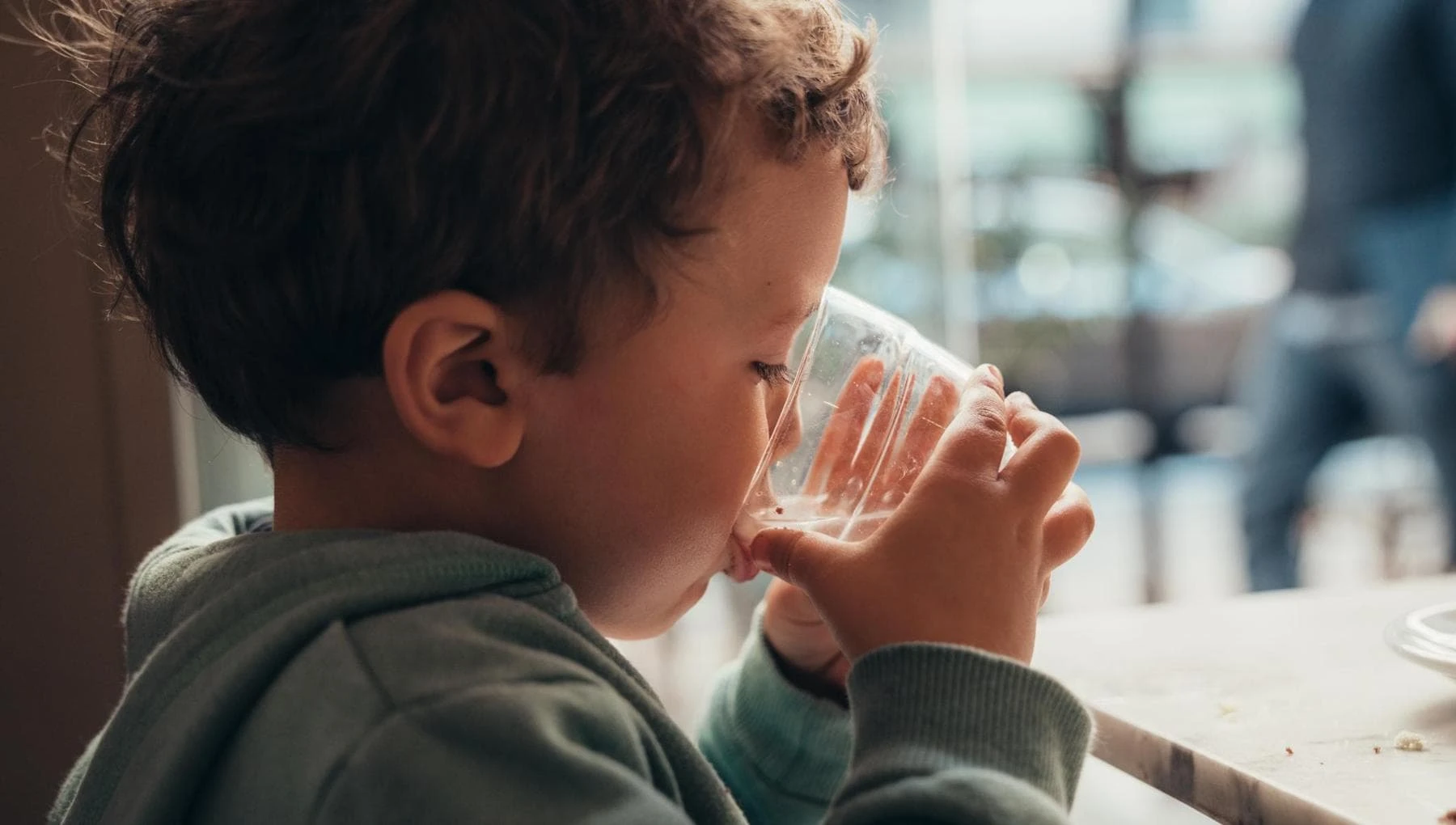 Caldo e bambini disidratati, i genitori non se ne accorgono: cosa si rischia e i segnali