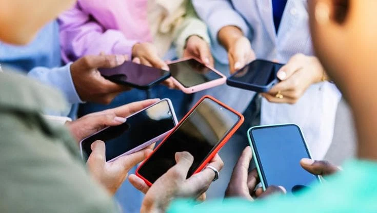 Ansia e depressione: gli adolescenti che ne soffrono passano più tempo sui social