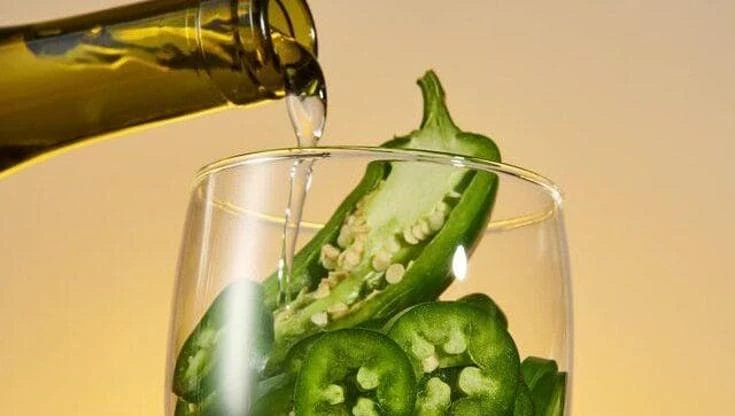 Peperoncini ghiacciati nel vino bianco, l’ultima moda virale che arriva da TikTok