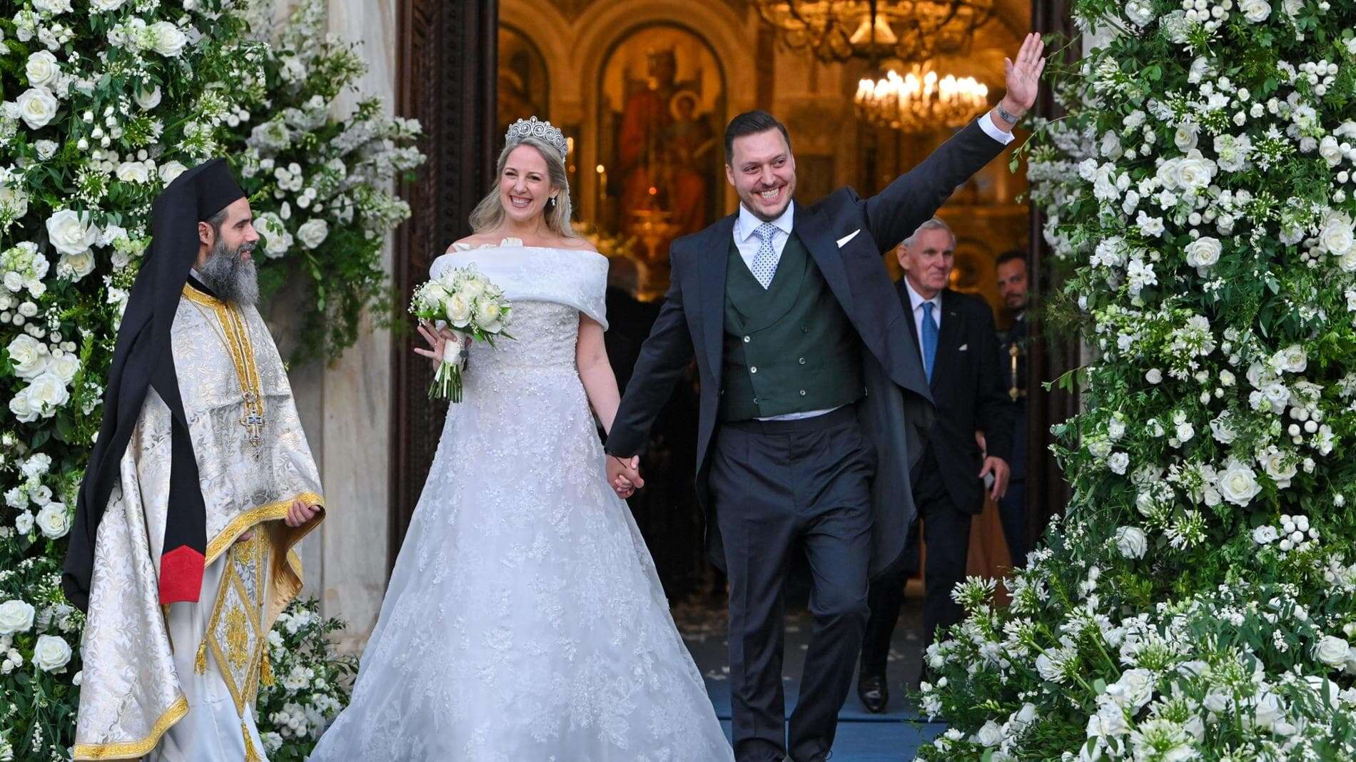 500.000 cristalli Swarovski, 1.200 ore di lavoro e un velo ‘in comune’ con Kate Middleton. Tutti i dettagli dell’abito da sposa della principessa Teodora di Grecia