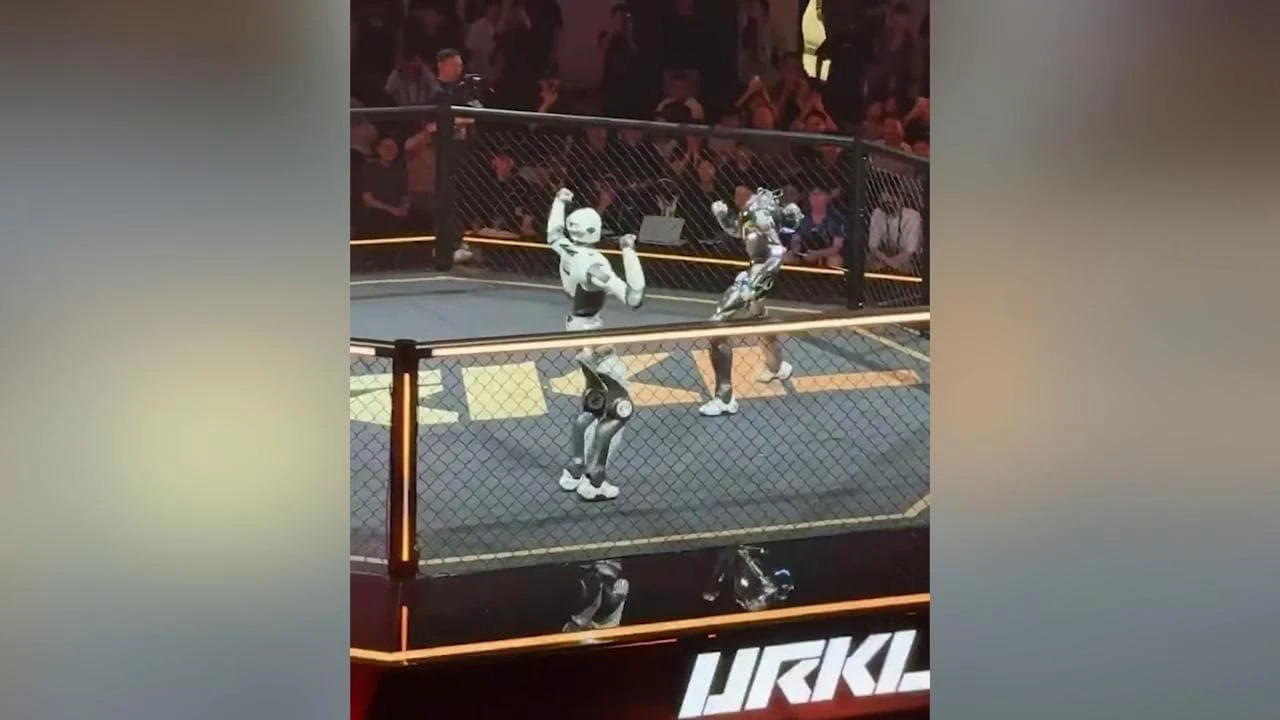 Un robot umanoide perde la testa ma continua a combattere sul ring: ecco perché