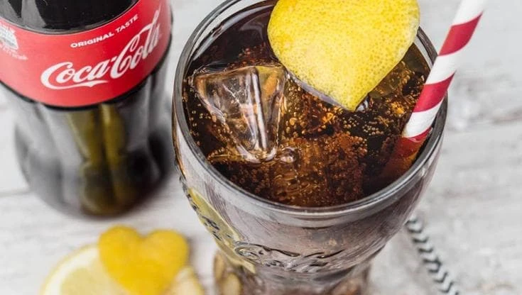 Coca-Cola, la bevanda inimitabile nata in farmacia grazie a zucchero e cocaina