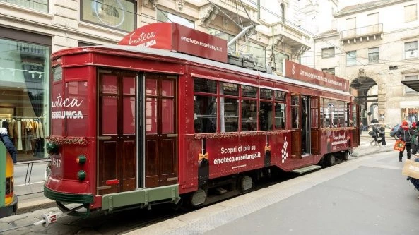 A Milano l'enoteca di Esselunga sale sul tram