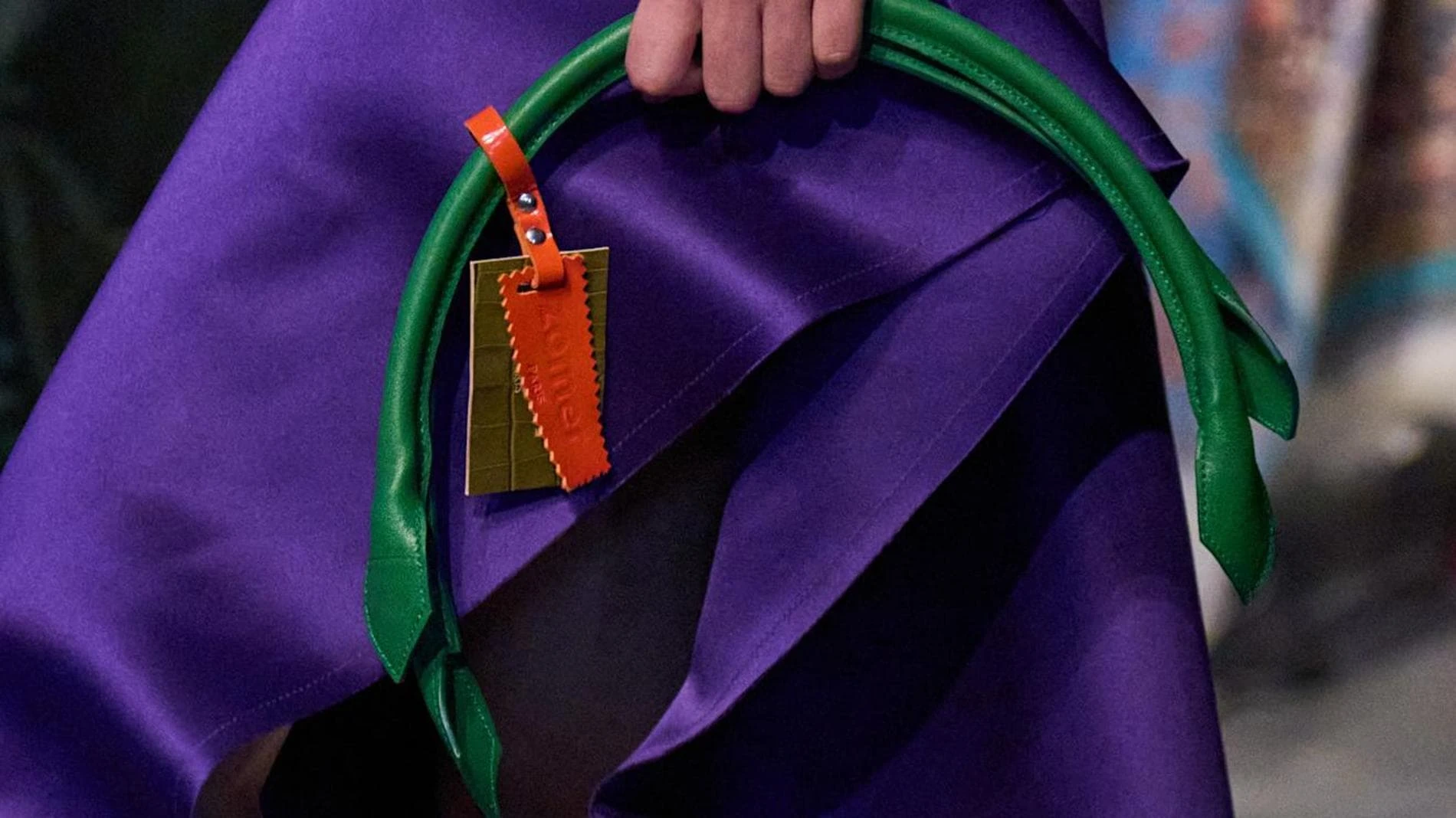 No budget bag, le borse invisibili di Zomer hanno solo i manici (e fanno il verso alle it-bag)