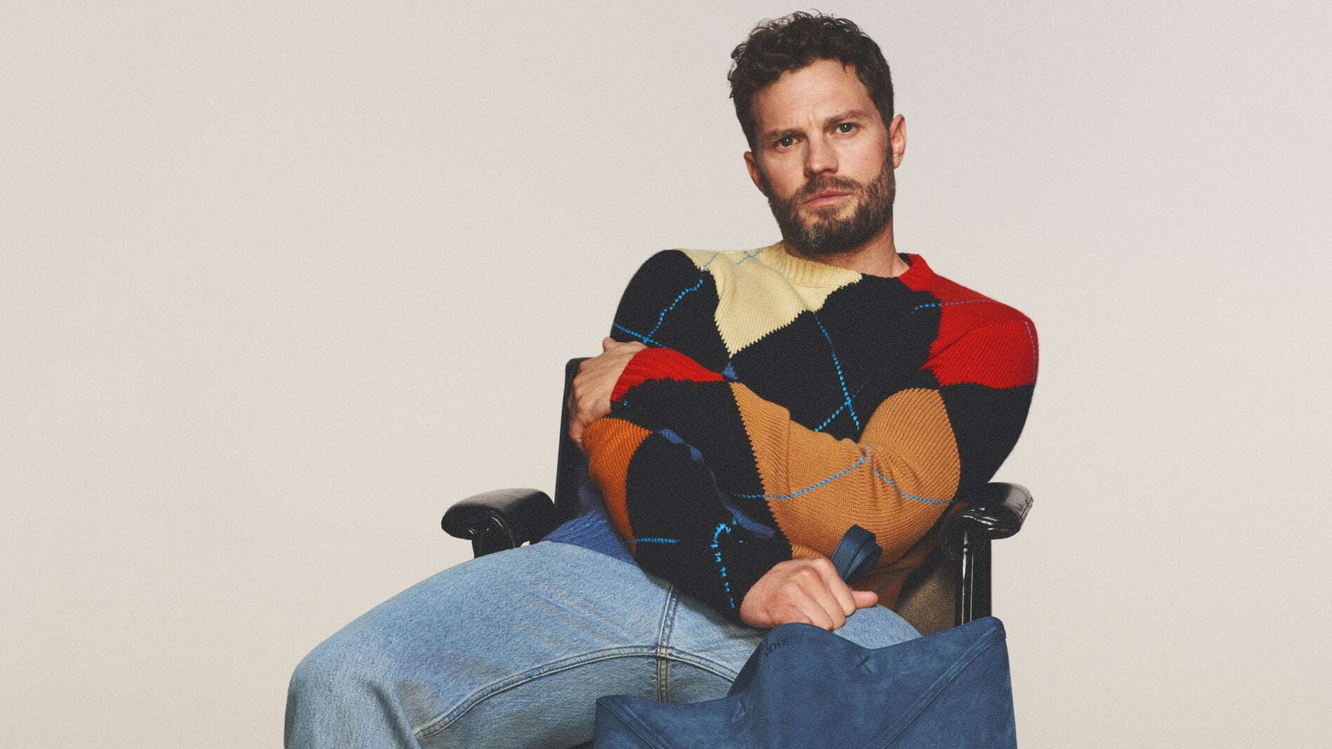 Maglione, maxi borsa e stivali con strass: Jamie Dornan è il nuovo global ambassador di Loewe