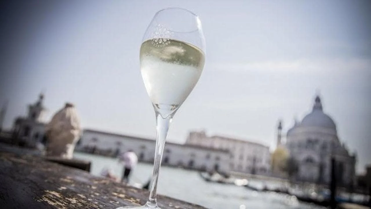 Il Telegraph attacca il Prosecco: meglio champagne e Cava. Critiche e stereotipi, ma il mercato vola