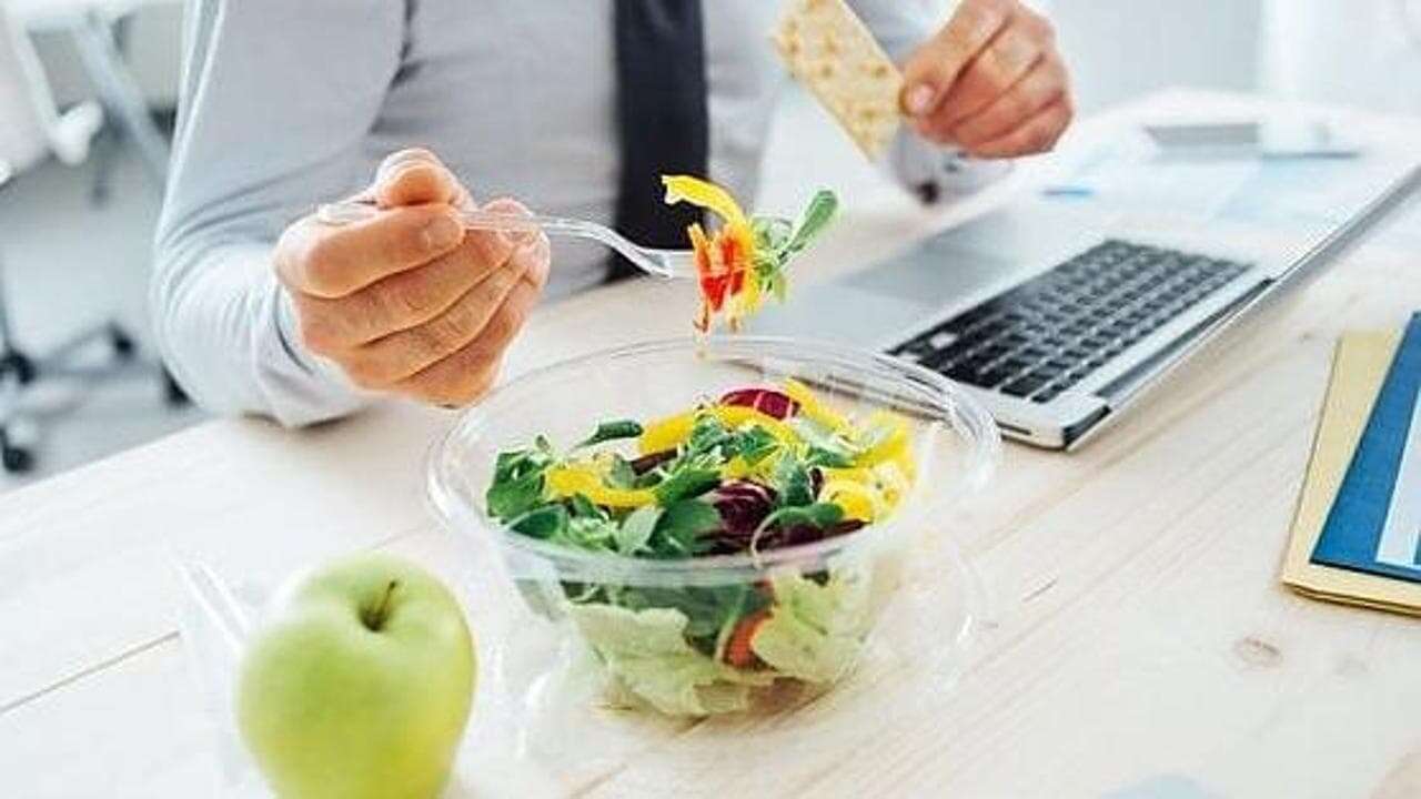 Mangiare per lavoro, salute a rischio? Il segreto è alternare allenamento e riposo, preservando la curiosità