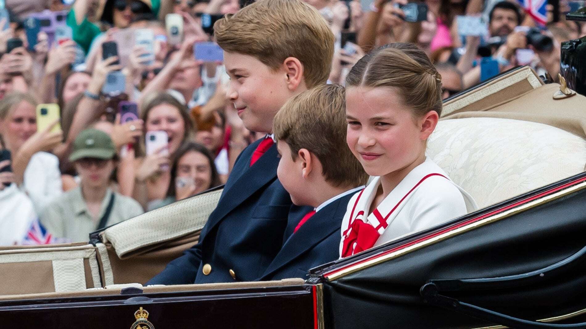 Come replicare l'acconciatura raccolta della principessa Charlotte per le bambine