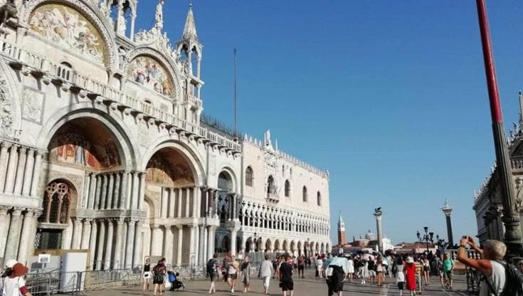 Venezia, la denuncia: 81 euro per 4 coca cole, due caffè e due birre. Il bar: “Qui la vista è super”