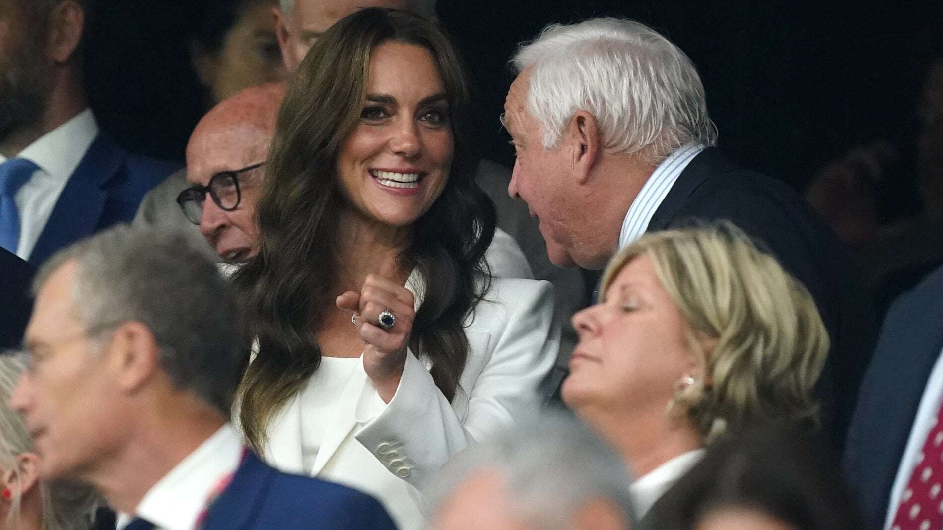 Kate Middleton detta la tendenza: tailleur total white