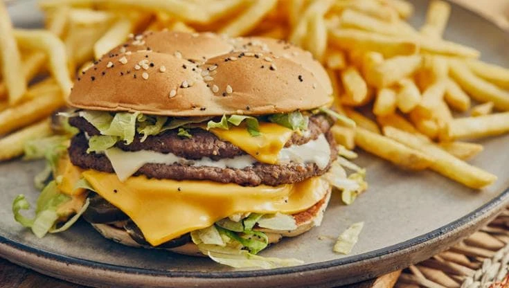 Hamburger: da piatto povero a mito pop, quanta storia tra due fette di pane