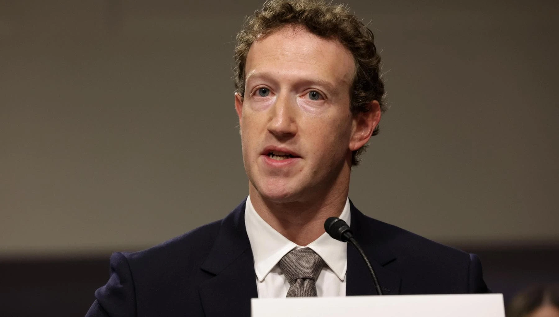 Cambridge Analytica, Zuckerberg patteggia con gli azionisti per evitare il processo