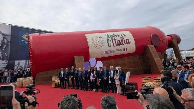 “Dentro c’è l’Italia”: l’eccellenza in bottiglia risuona come un inno nazionale