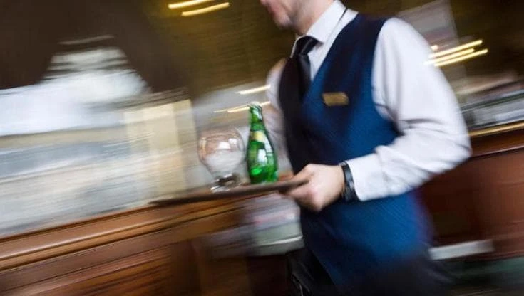 Contratti pirata nella ristorazione. “Personale sottopagato e privo di tutele”
