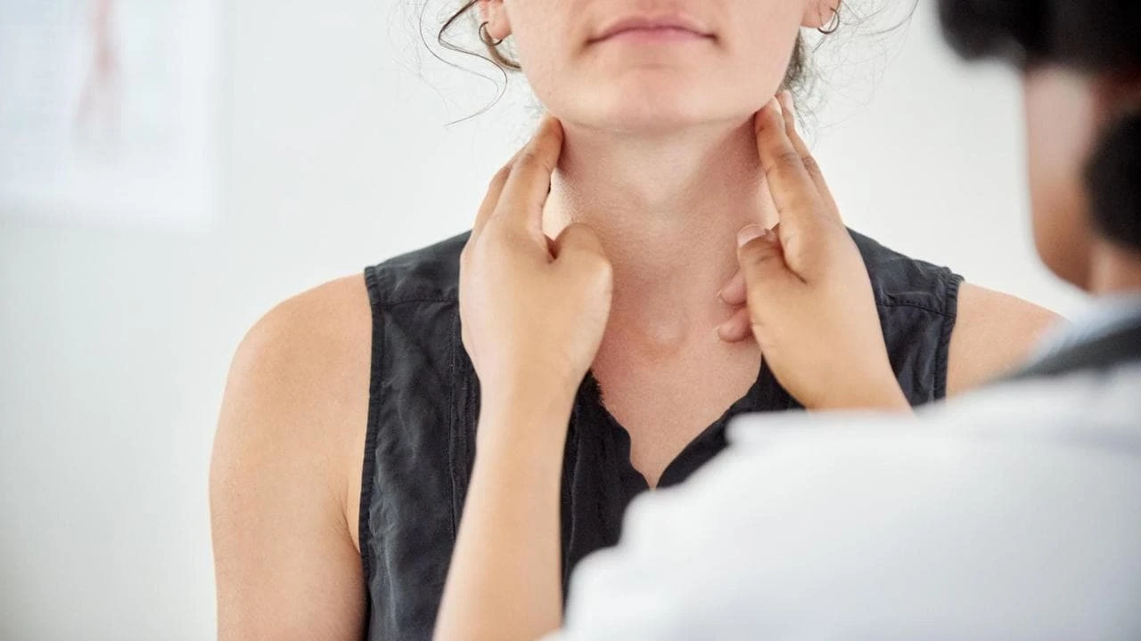 Osteoporosi, perché (e per chi) il rischio cresce se la tiroide non funziona bene