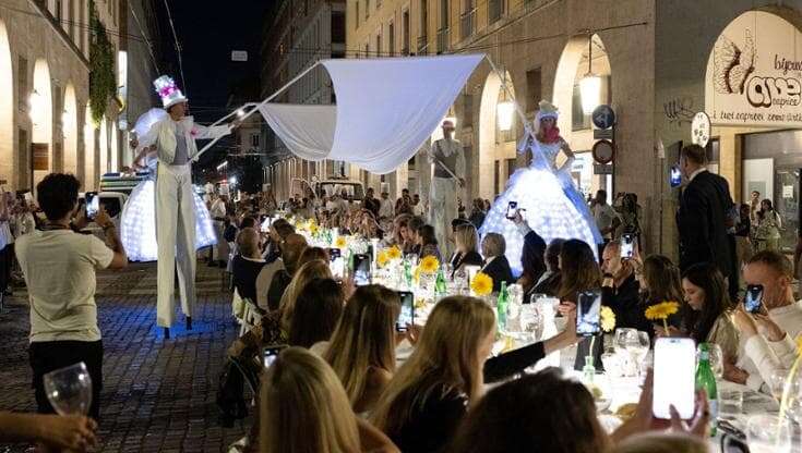 La grande festa di Parma: in 1000 a tavola, tra cucina, prodotti e l’entusiasmo di Oldani e Massari