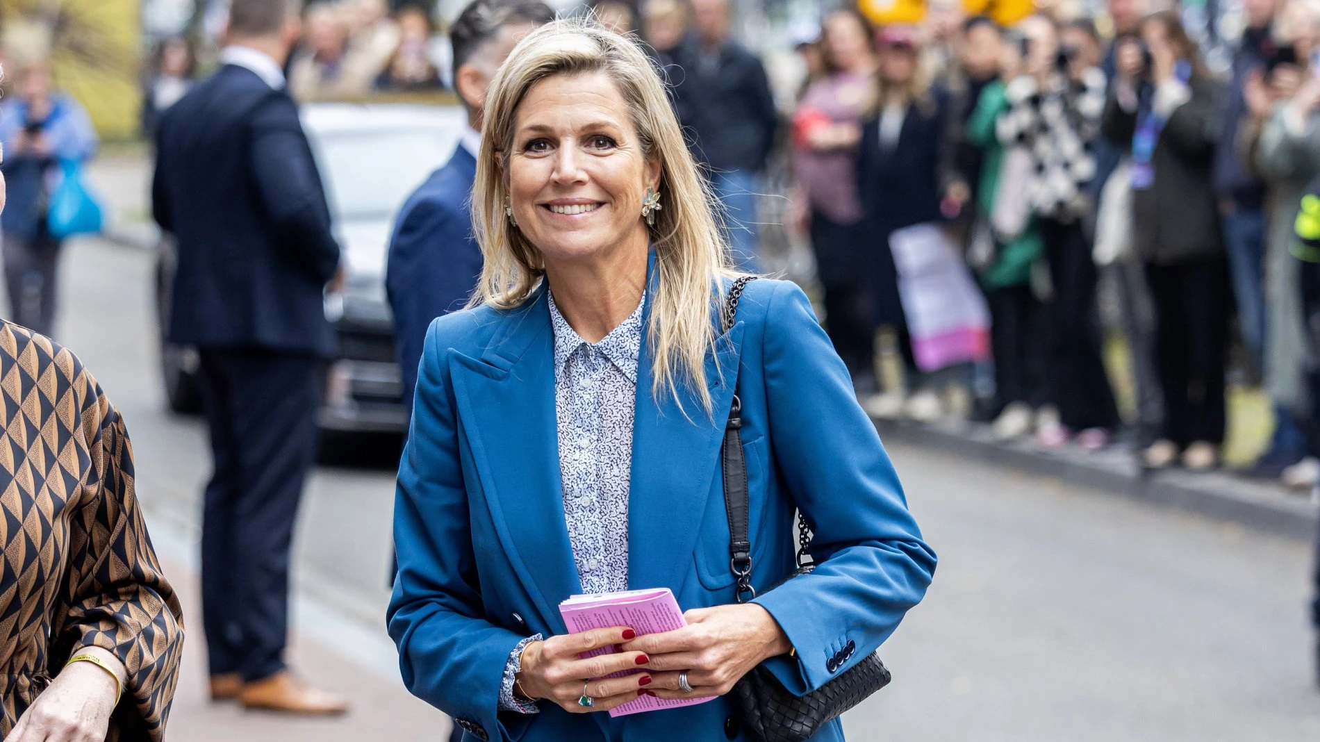 Blu Cina: ora sono le regine a indossarlo, da Maxima d'Olanda a Letizia di Spagna