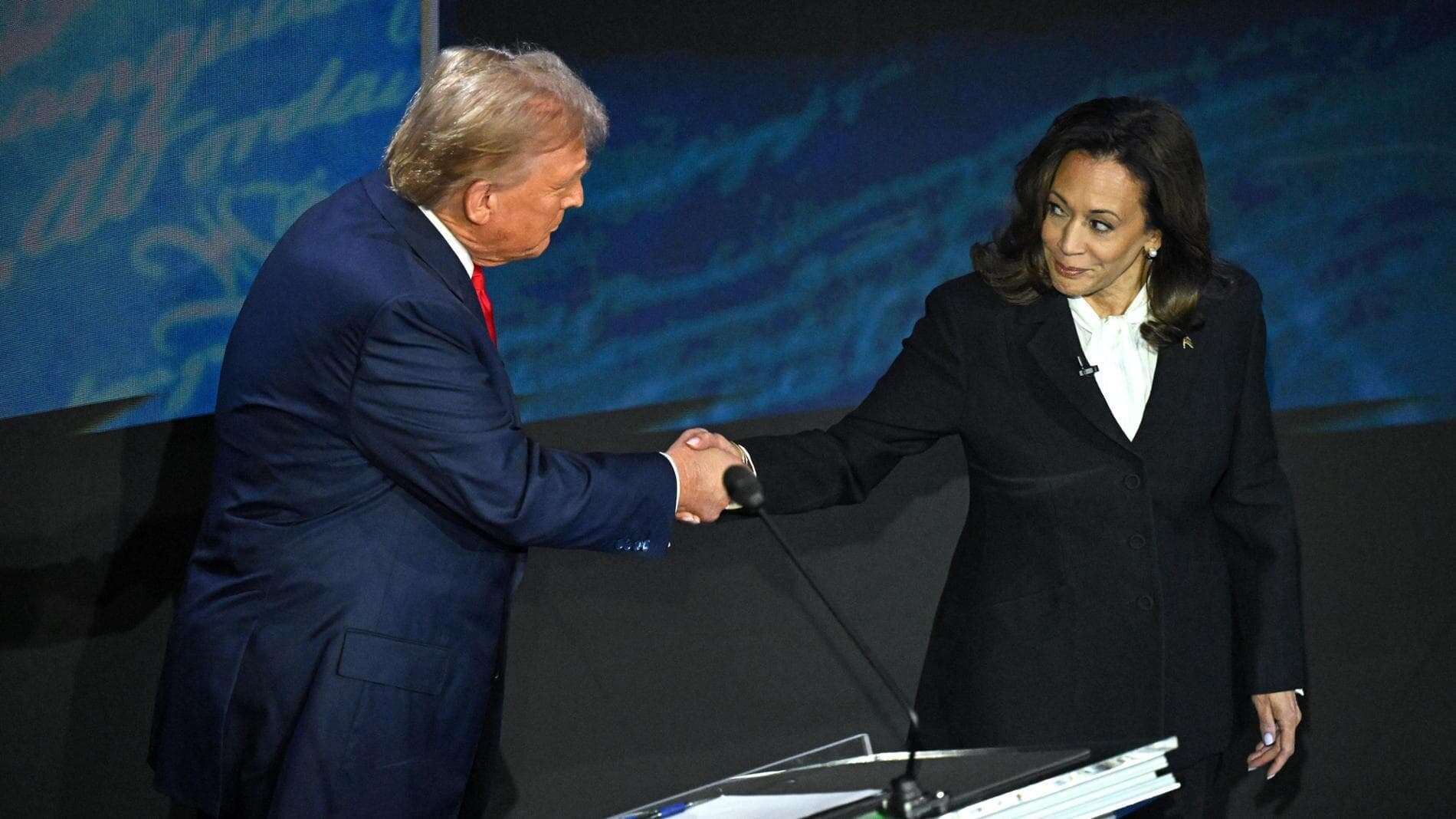 Dall’immancabile cravatta rossa al tailleur femminile nero: il significato degli abiti di Donald Trump e Kamala Harris indossati per il dibattito tv