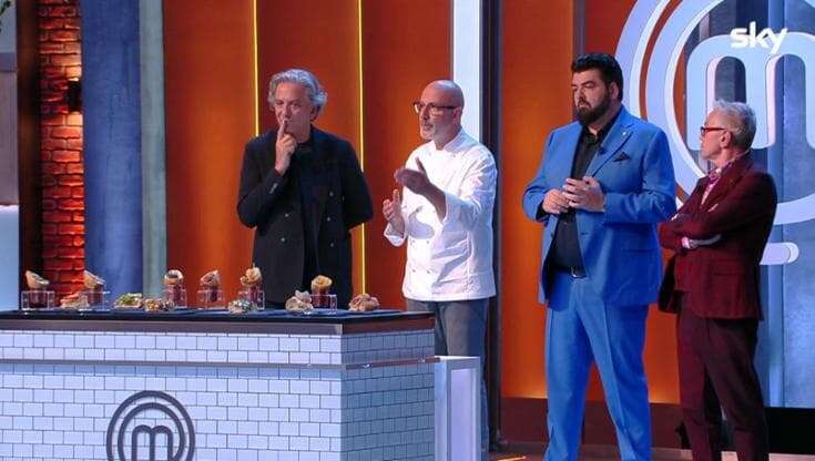 Masterchef, lo spettacolo della pizza fritta di Franco Pepe. Cannavacciuolo: 