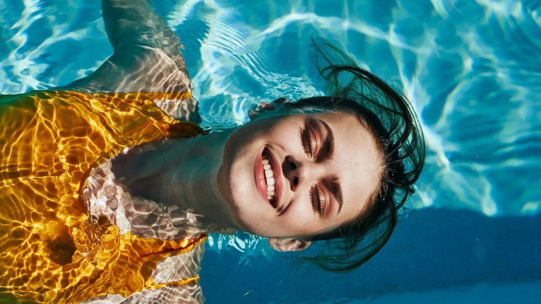 Costumi, accessori, make-up: gli essenziali da portare in spiaggia