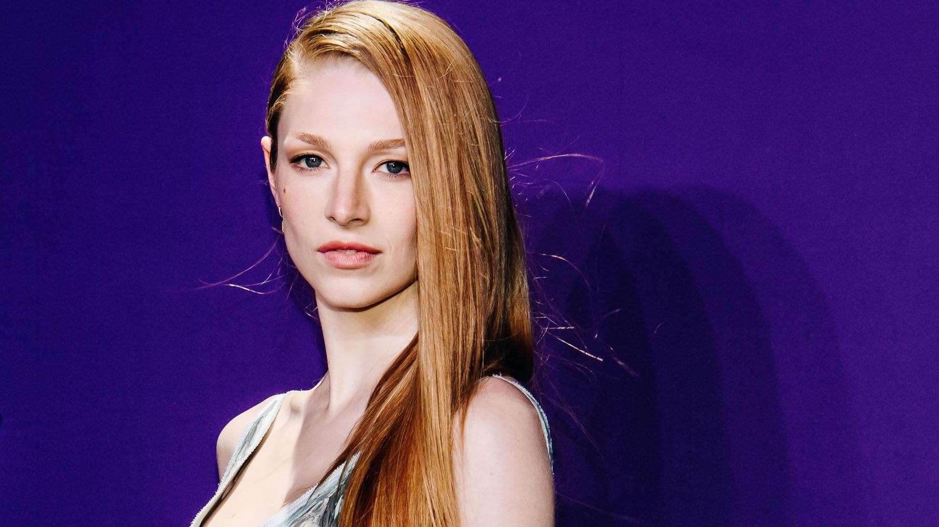 Tanti auguri Hunter Schafer, ispiriamoci ai look della diva di Euphoria per un Capodanno audace