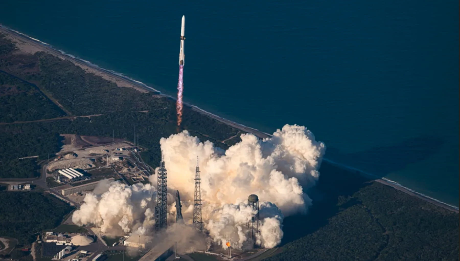 Blue Glenn, lancio e recupero. Ma il satellite è perduto. Il successo a metà di Bezos