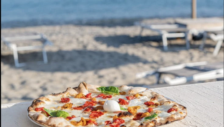 Pizzerie con vista mare: dieci indirizzi da provare dove il gusto sposa il fascino