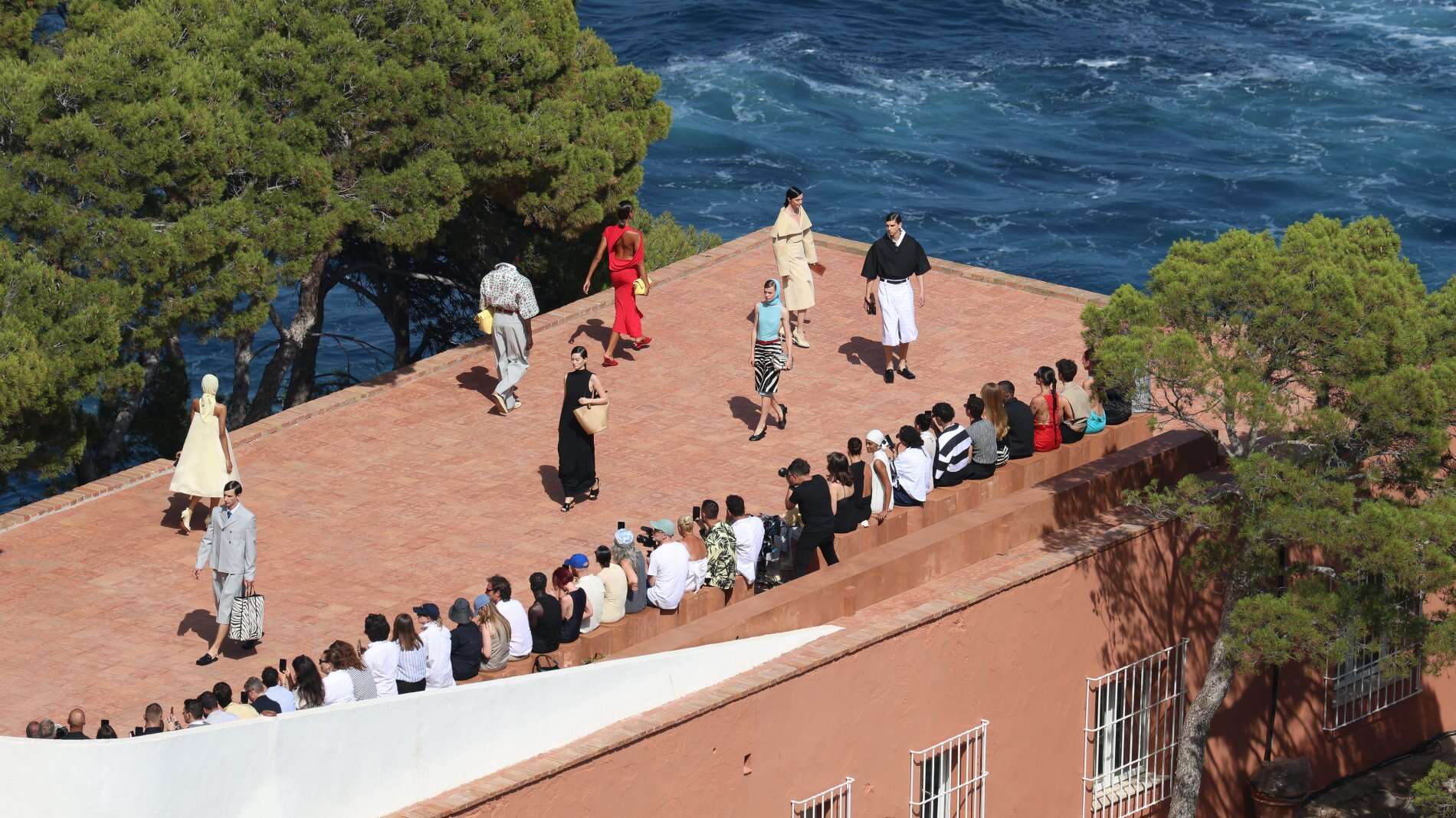 Jacquemus, la sfilata di Capri celebra i 15 anni della maison. Tra le star presenti Elodie, Ghali e Gwyneth Paltrow