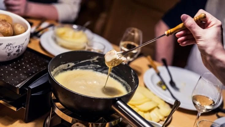 La storia (e i segreti) della fonduta di formaggio