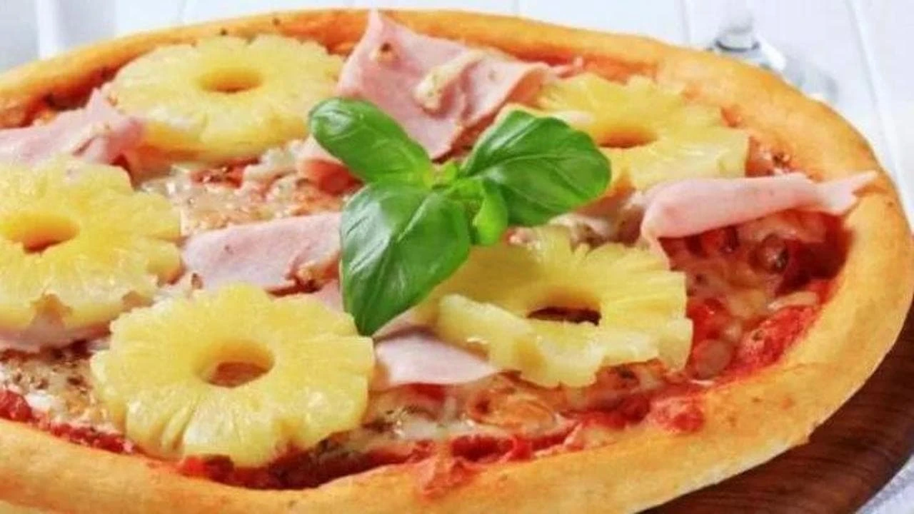 Un giorno di festa per la pizza all’ananas: curiosa e divisiva, armoniosa ma provocatoria