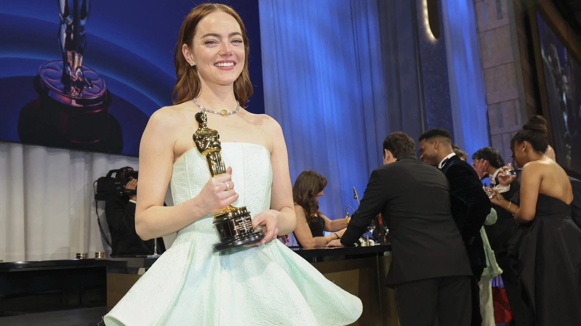 Oscar 2024: di che colore è l'abito di Emma Stone? Tutti lo vedono in modo diverso