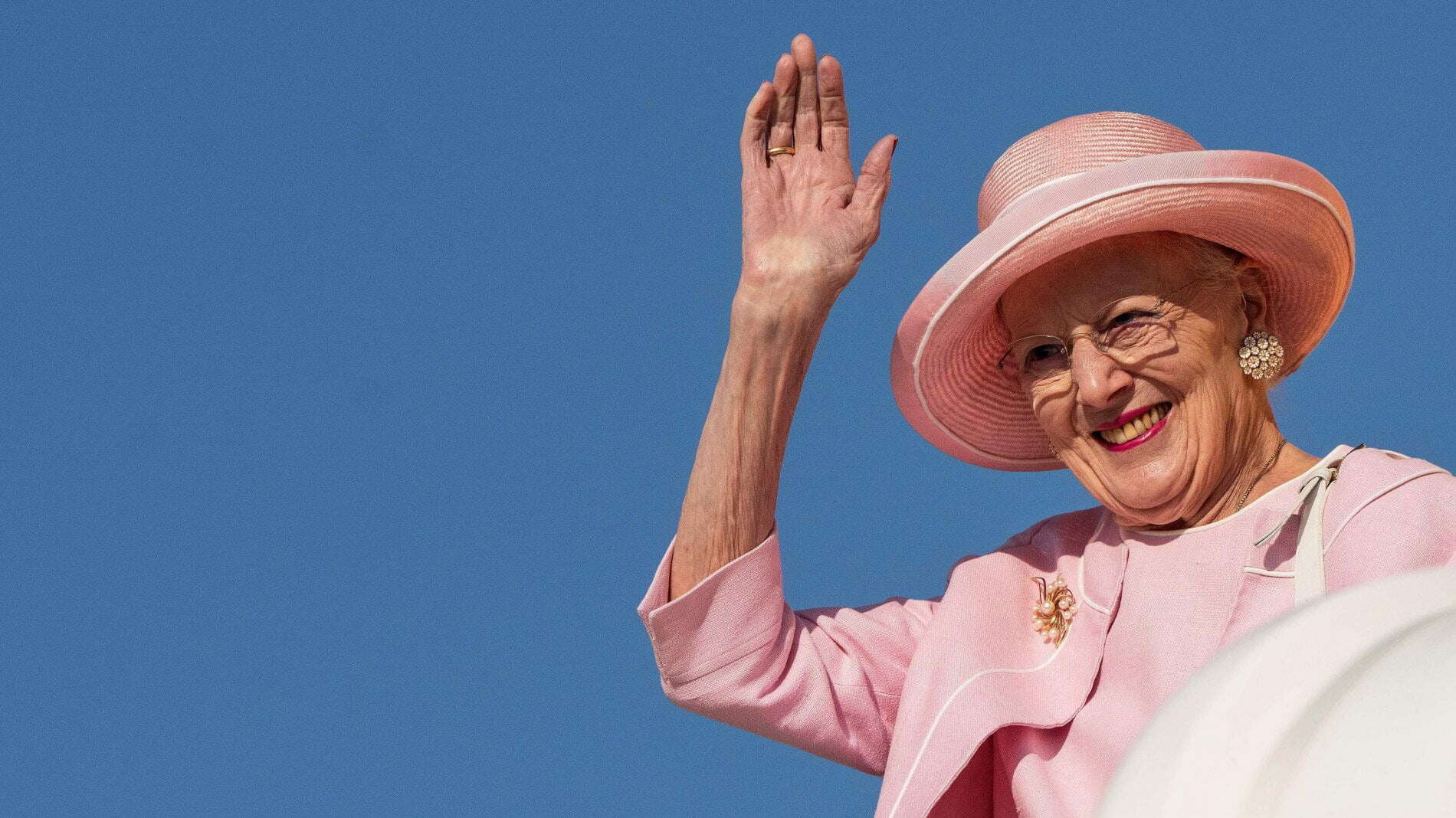 Chi è Margrethe II, la regina che cede il trono al figlio: la corona giunta inaspettata, un marito ribelle, la passione per le arti e un unico vizio