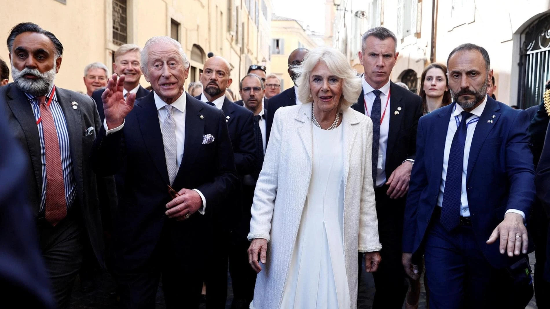 Il gesto romantico della regina Camilla: in Parlamento indossa l’abito delle nozze civili