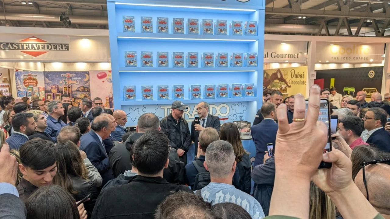 Gigi D’Alessio celebra il caffè napoletano a Tuttofood: “Fa parte del nostro Dna”