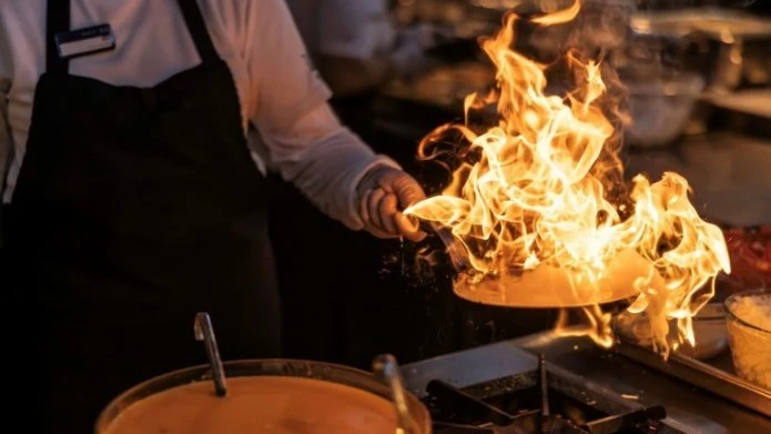 Il rito del fuoco: torna di moda il servizio flambé al tavolo