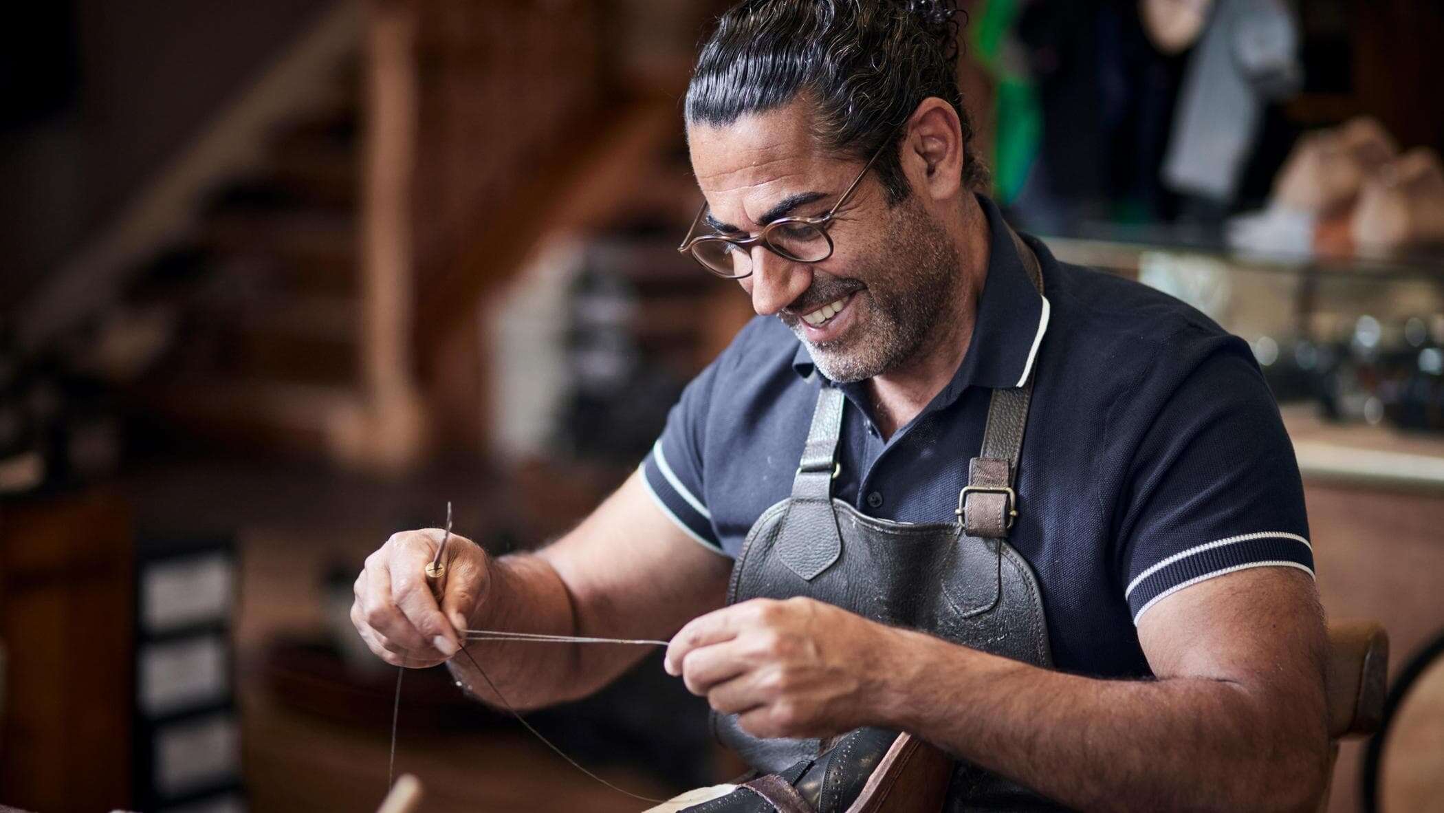 Resilienti. La storia di Livio, da senzatetto a calzolaio: “Se mi guardo indietro mi sento fortunato perché ho saputo cogliere una mano tesa e rimboccarmi le maniche per uscire da una condizione di disagio estrema”