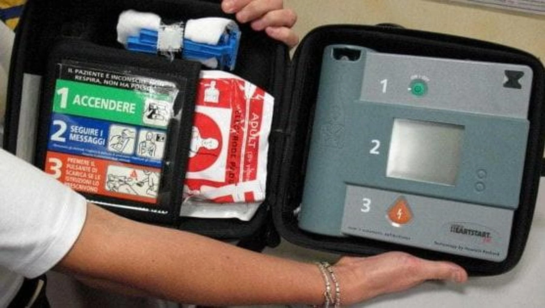 Arresto cardiaco, sopravvive meno di 1 su 10: si punta (anche) sulla app “trova-defibrillatore”