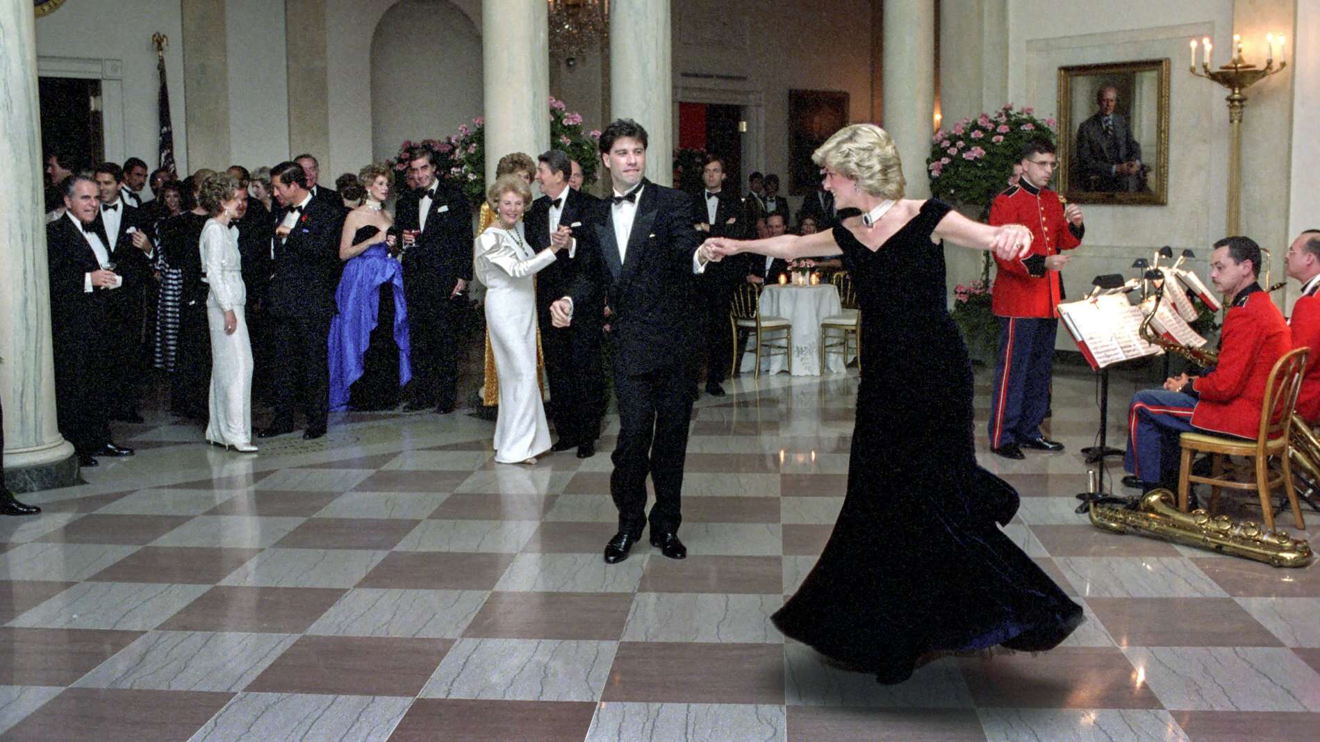 Tanti auguri John Travolta, il divo che ha fatto ballare una generazione (e volteggiare Lady Diana)