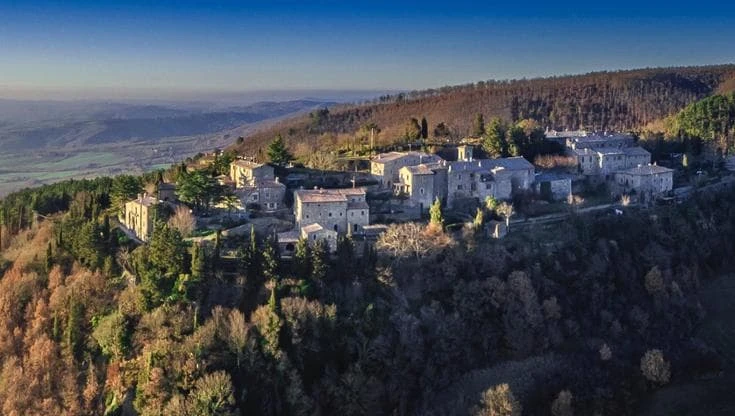 In un angolo remoto della Val d’Orcia, l’albergo diffuso che unisce arte, musica e alta cucina