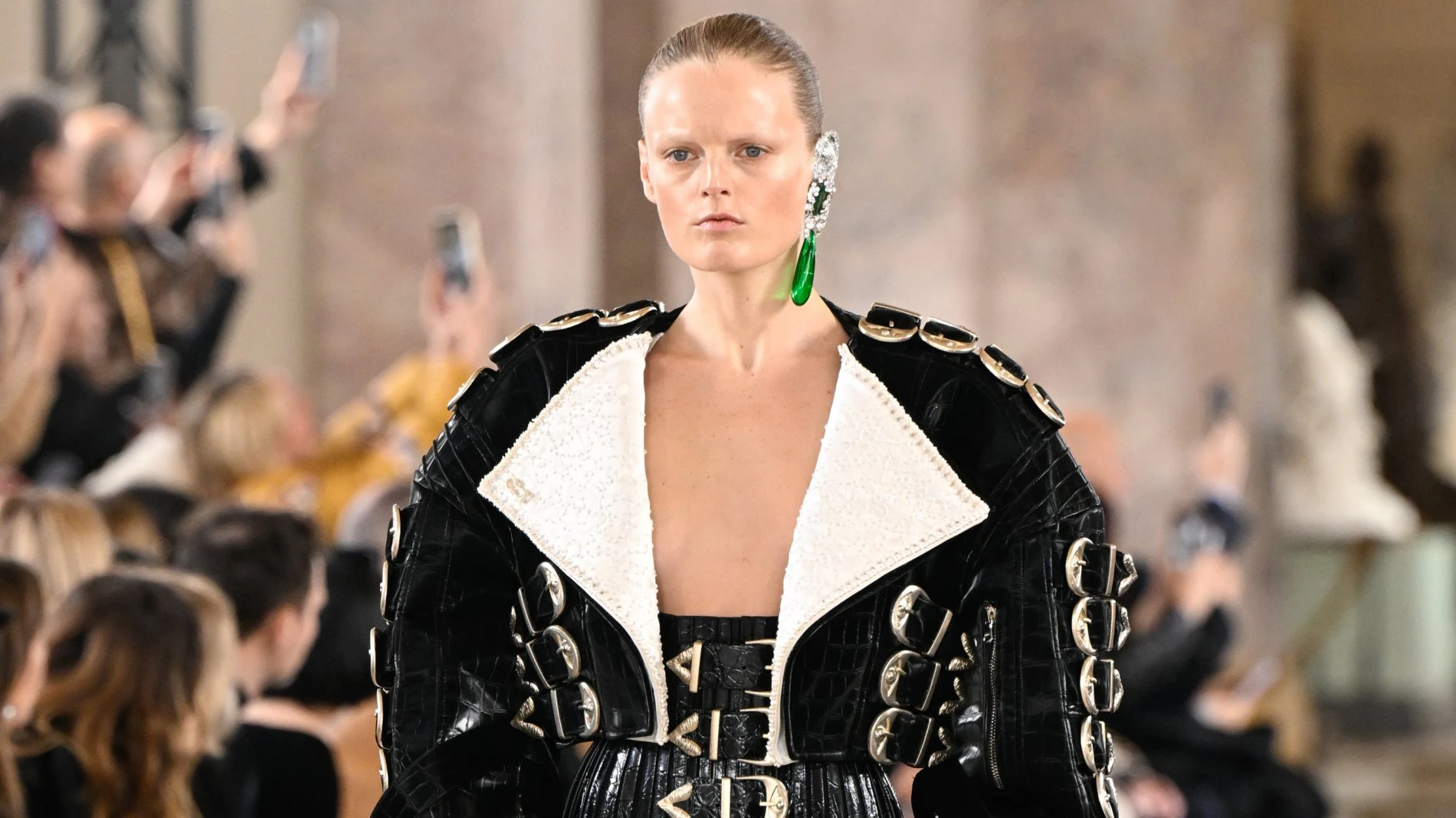 Ear make-up: Schiaparelli rilancia il trucco per le orecchie