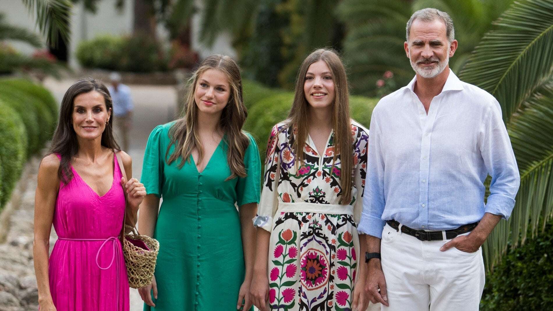 Felipe e Letizia in vacanza con le figlie: il look stile Barbie e Ken della coppia reale spagnola